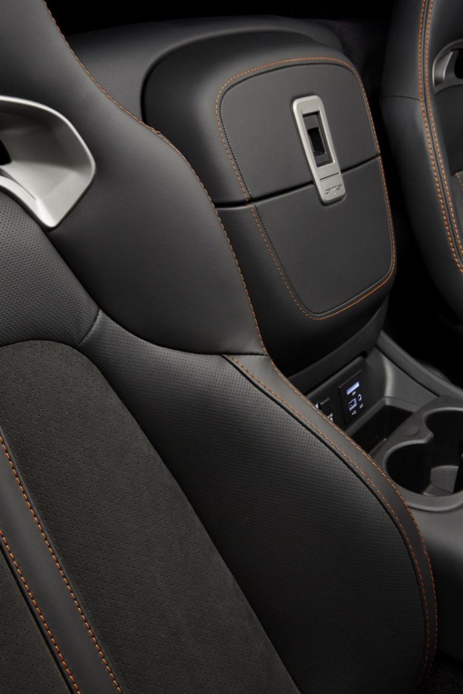 Детали интерьера SRT Viper GTS Carbon Special Package 2014 года  (фото 3 из 8)
